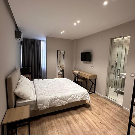 Amazon 8 Guesthouse Тирана Экстерьер фото