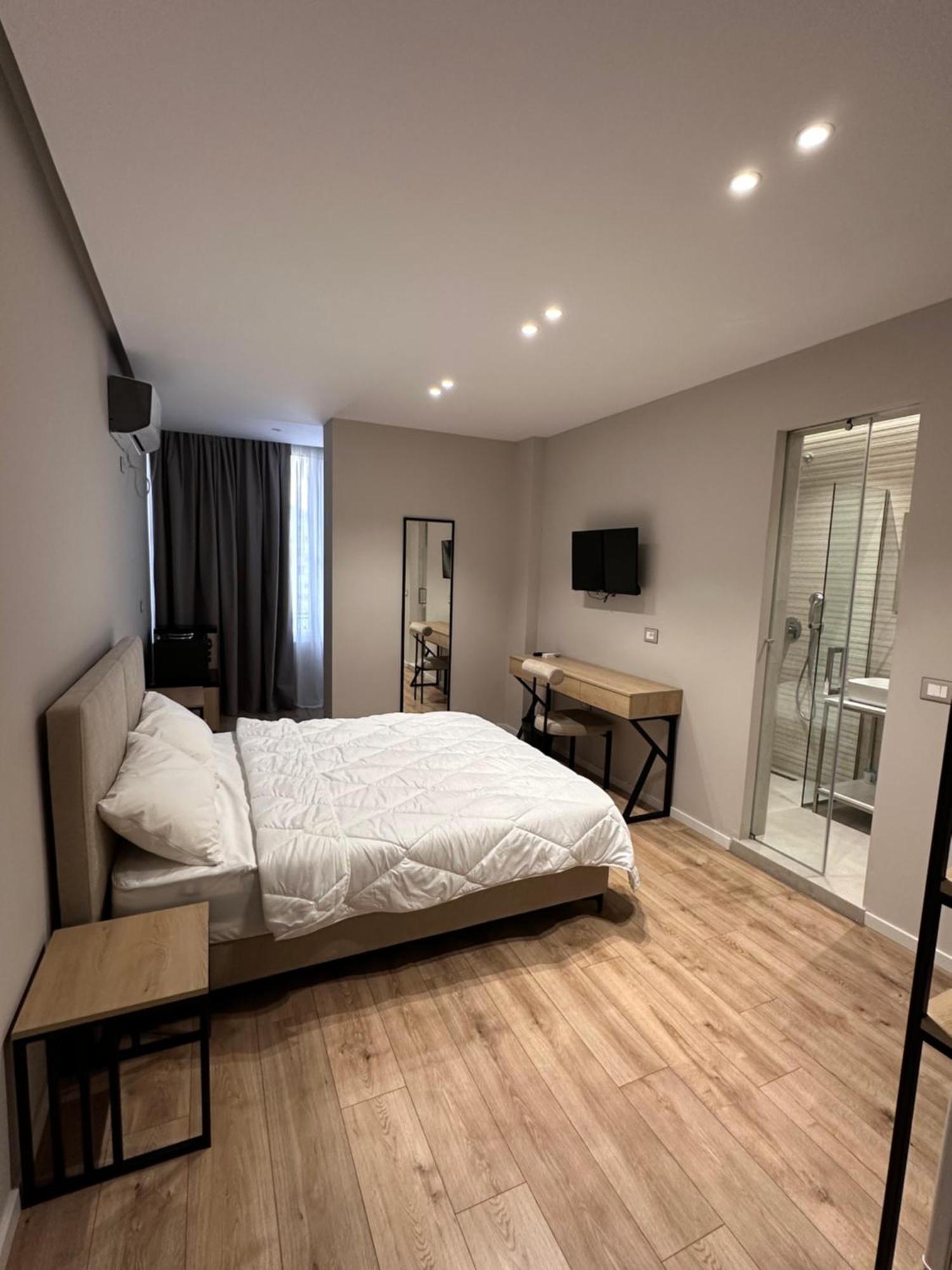 Amazon 8 Guesthouse Тирана Экстерьер фото