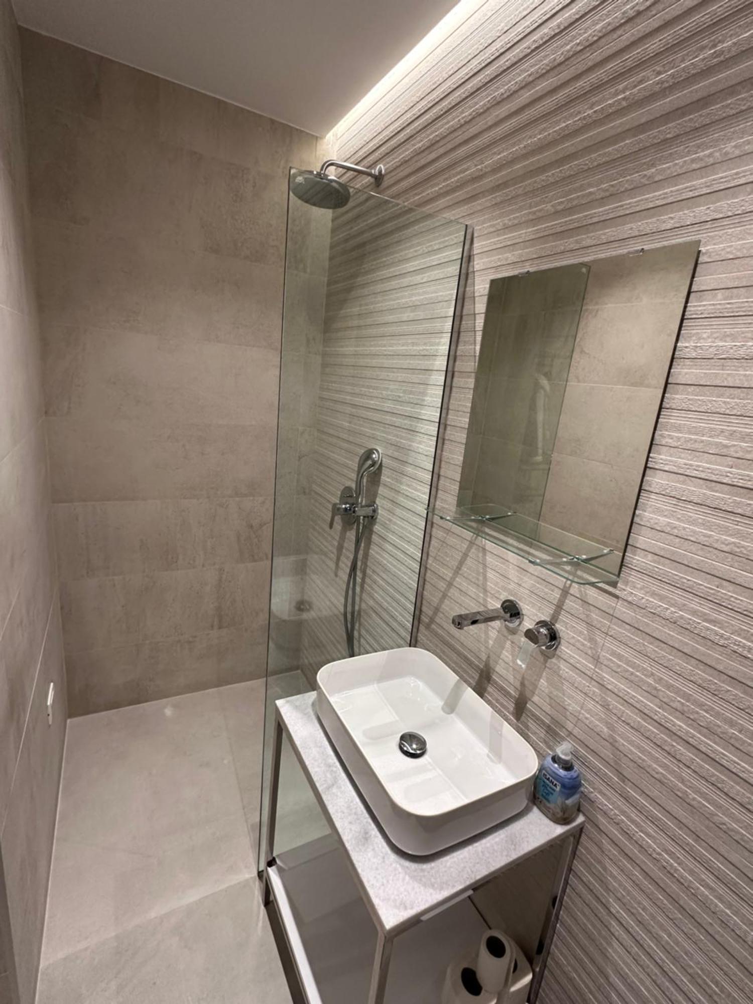 Amazon 8 Guesthouse Тирана Экстерьер фото