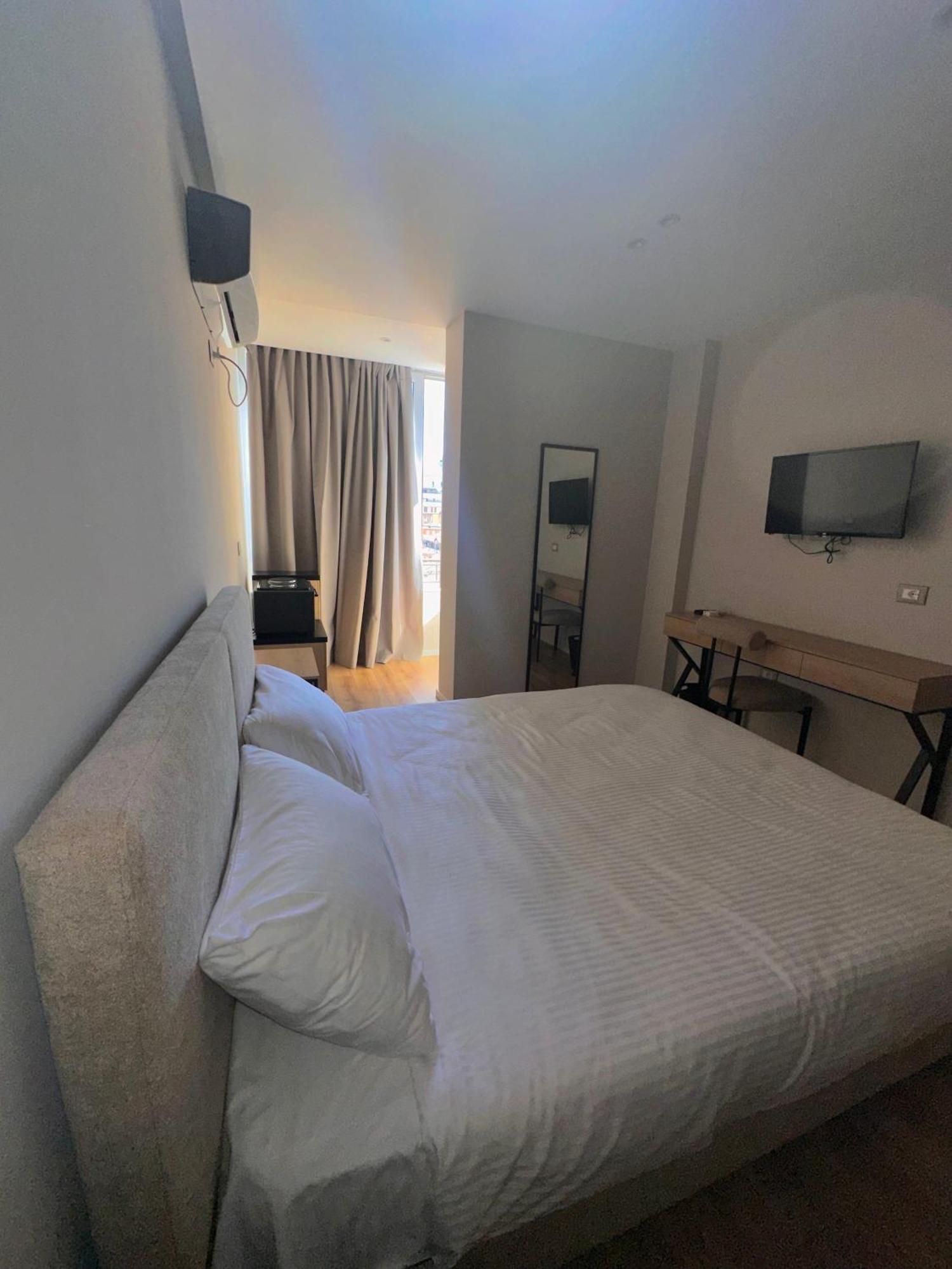 Amazon 8 Guesthouse Тирана Экстерьер фото