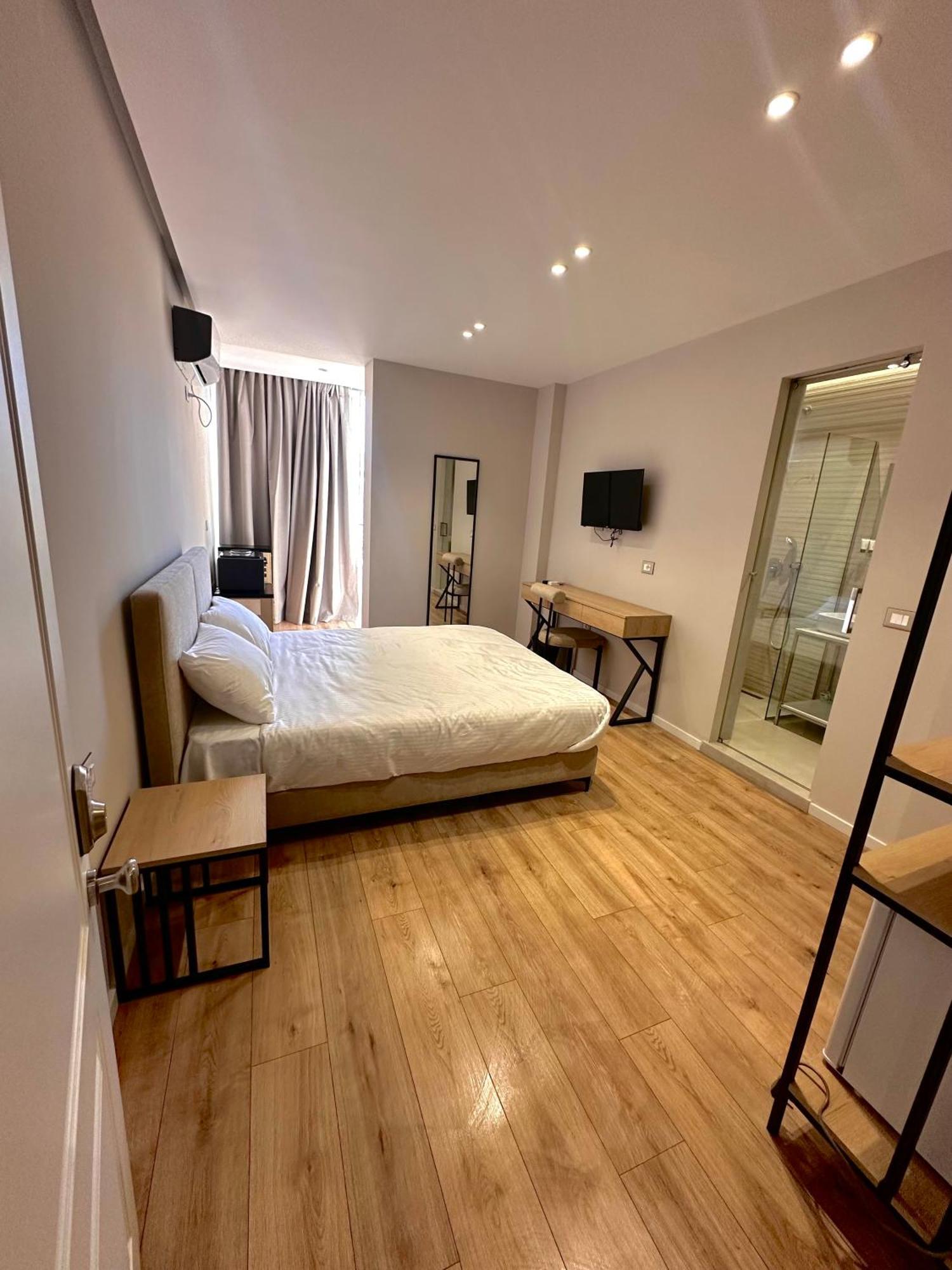 Amazon 8 Guesthouse Тирана Экстерьер фото
