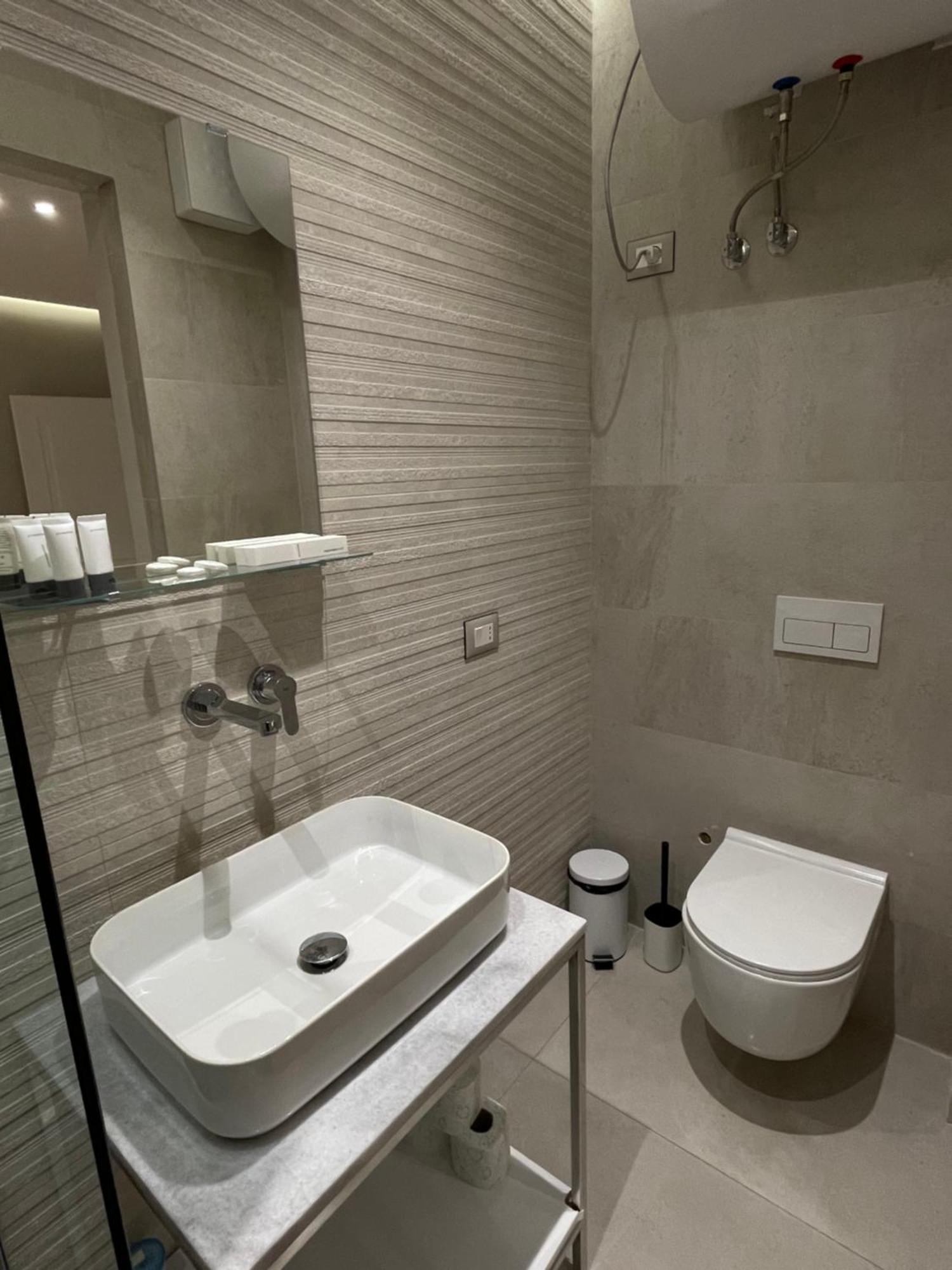 Amazon 8 Guesthouse Тирана Экстерьер фото