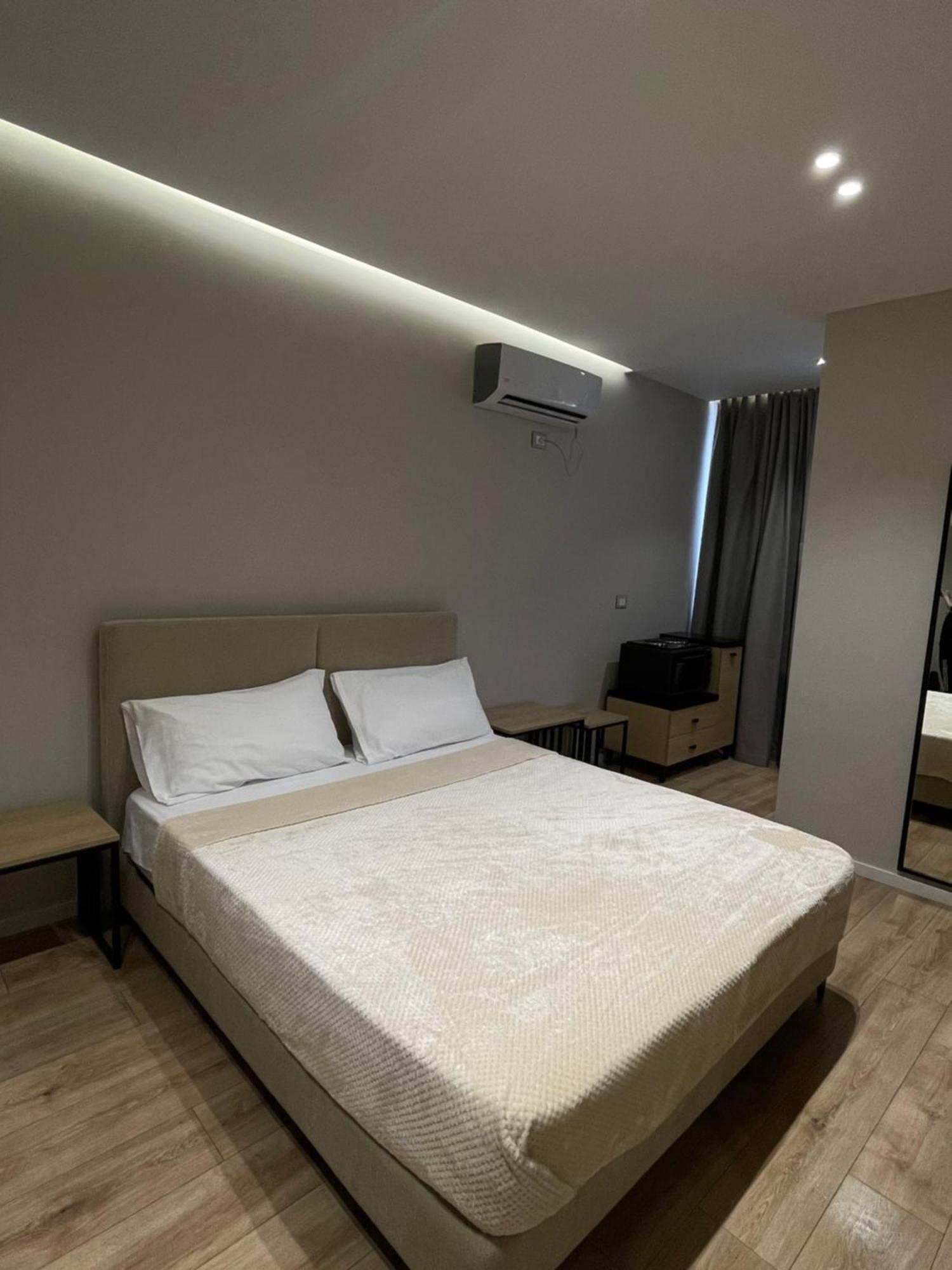 Amazon 8 Guesthouse Тирана Экстерьер фото