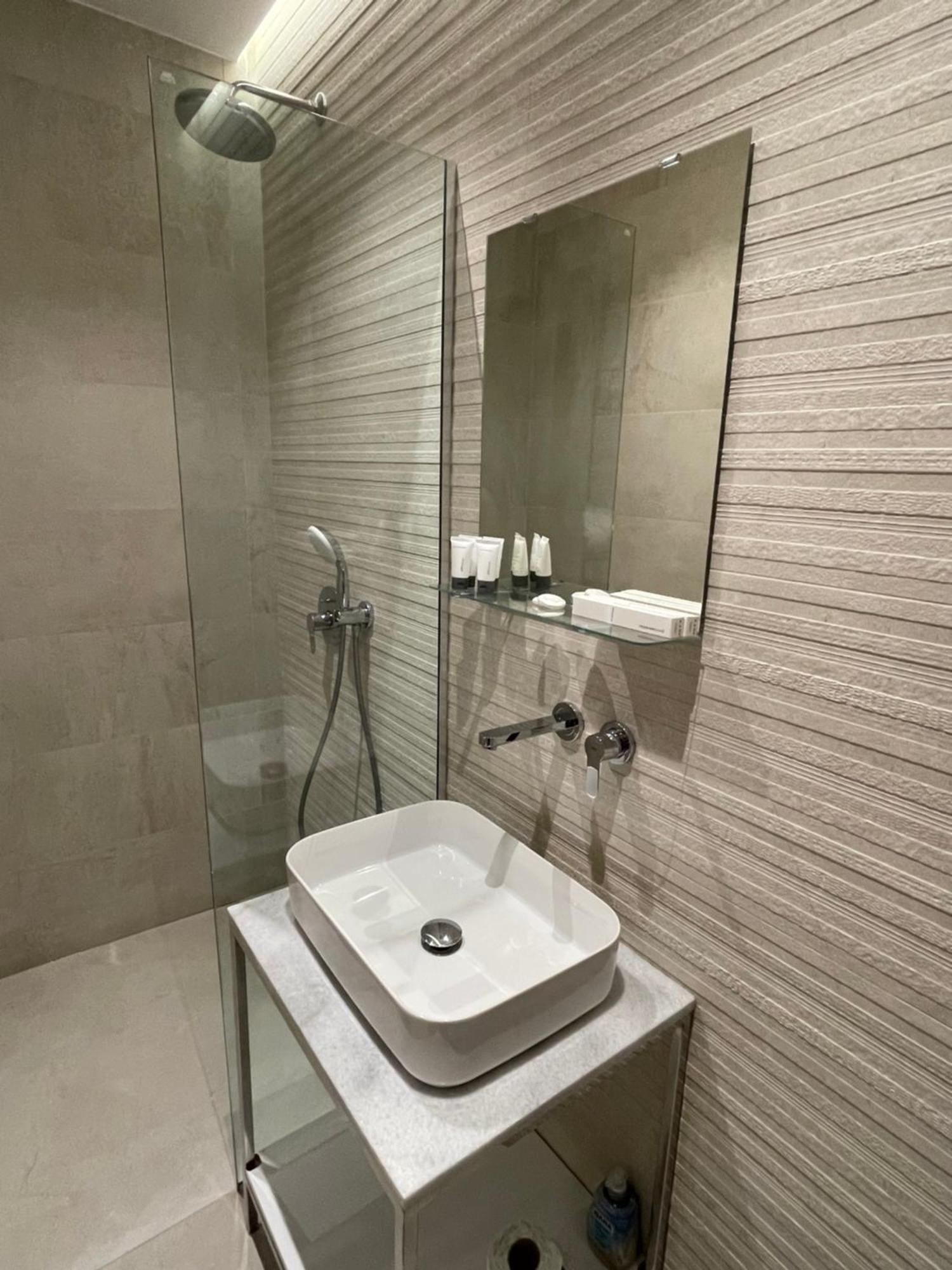 Amazon 8 Guesthouse Тирана Экстерьер фото