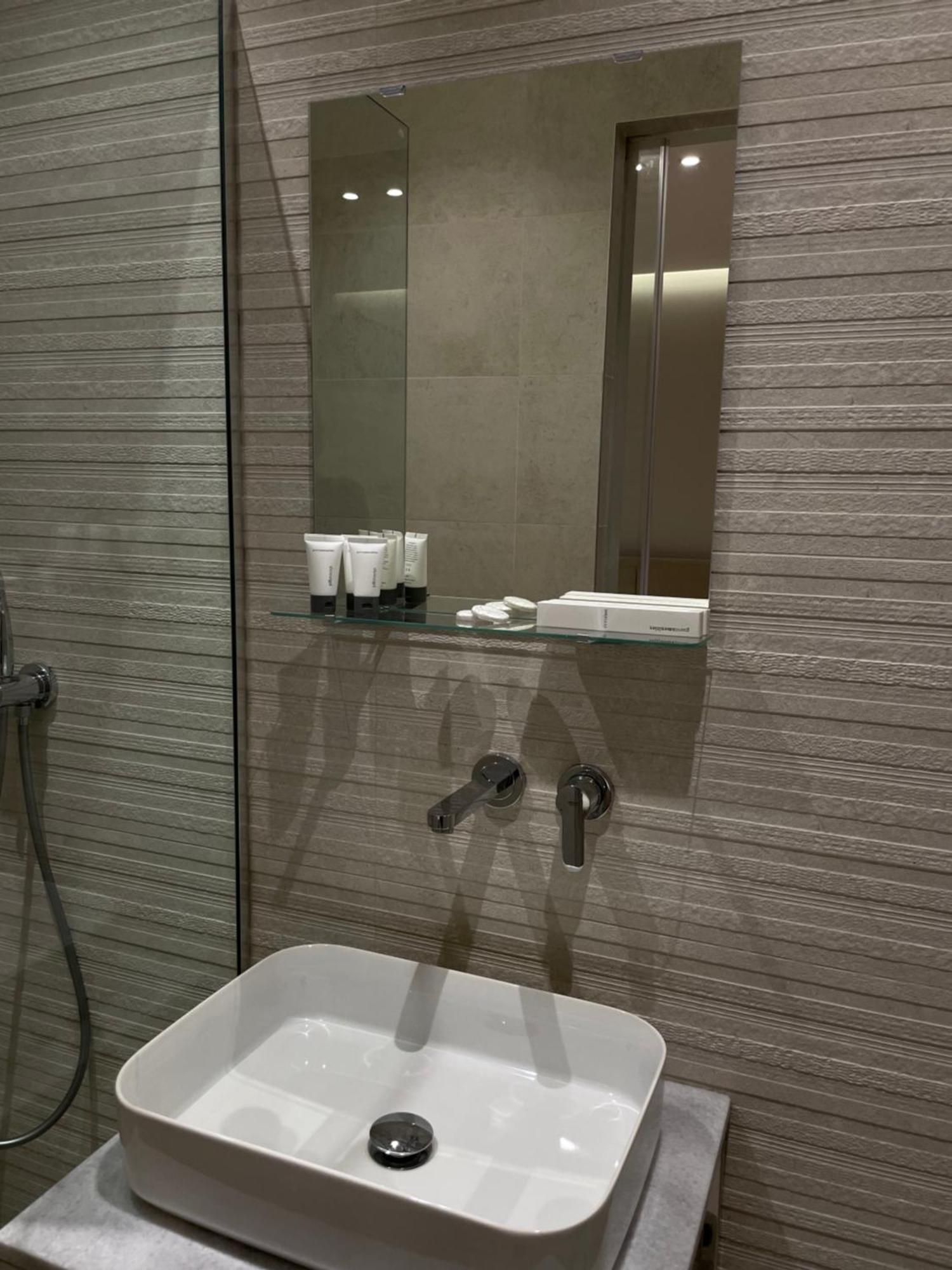 Amazon 8 Guesthouse Тирана Экстерьер фото